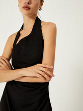 Kurzes rückenfreies Kleid mit asymmetrischem Neckholder